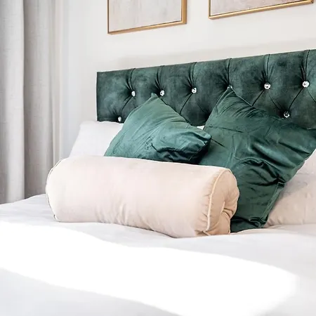 Luxury - Free Parking -sleeps 12 *