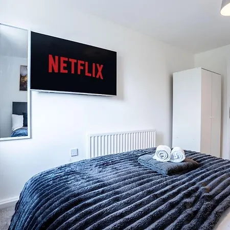Apartment Luxury - Free Parking -sleeps 12 *