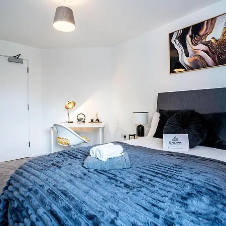 Luxury - Free Parking -sleeps 12 Apartment