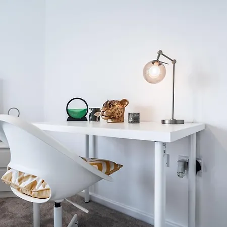 Apartment Luxury - Free Parking -sleeps 12 *