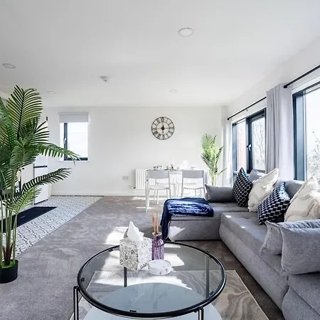 Apartment Luxury - Free Parking -sleeps 12 *