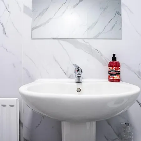 Luxury - Free Parking -sleeps 12 Apartment *