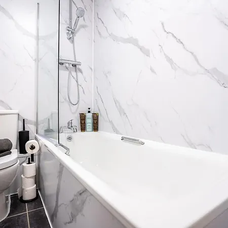 Luxury - Free Parking -sleeps 12 Apartment *