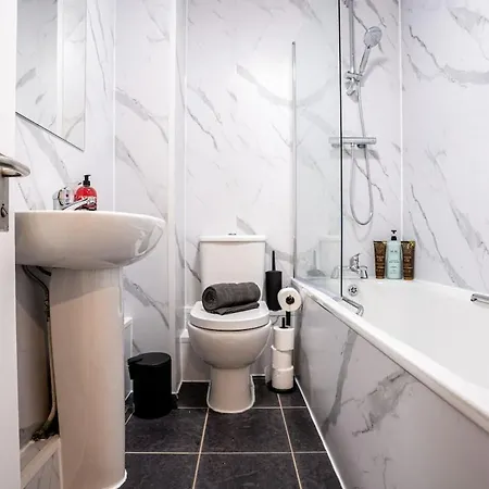Luxury - Free Parking -sleeps 12 *