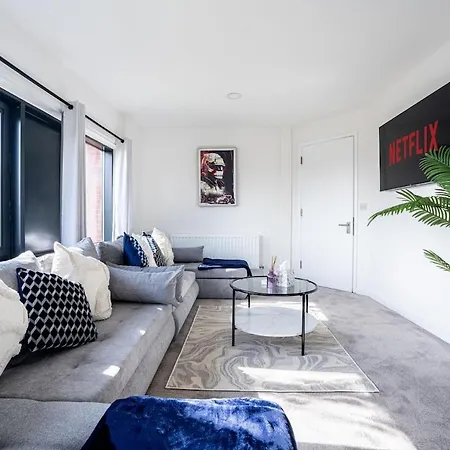 Apartment Luxury - Free Parking -sleeps 12 *