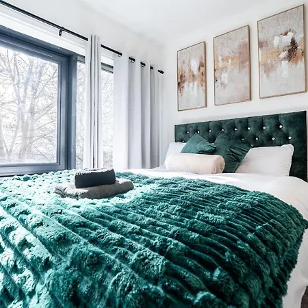 Luxury - Free Parking -sleeps 12 Apartment *