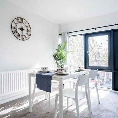 Apartment Luxury - Free Parking -sleeps 12