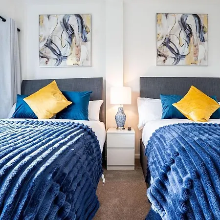 Luxury - Free Parking -sleeps 12 Apartment