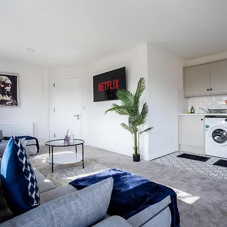Luxury - Free Parking -sleeps 12 Apartment