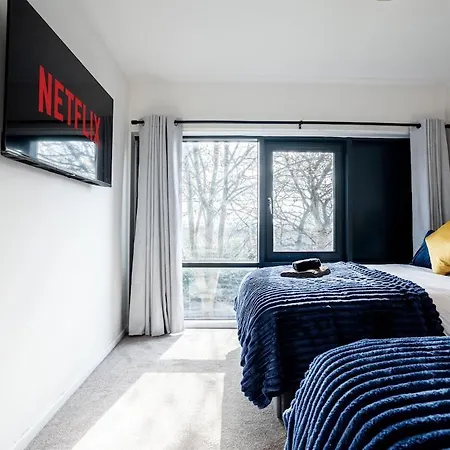 Luxury - Free Parking -sleeps 12