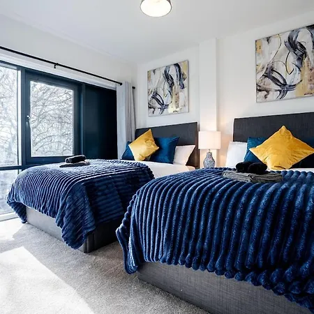 Apartment Luxury - Free Parking -sleeps 12